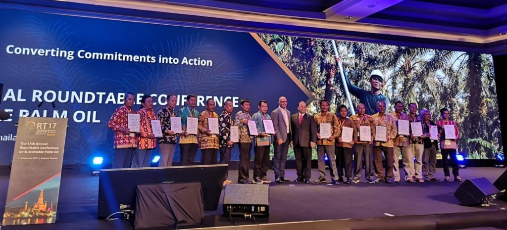 RSPO certifies independent smallholders from IFC-Musim Mas’ smallholder programme during RT17