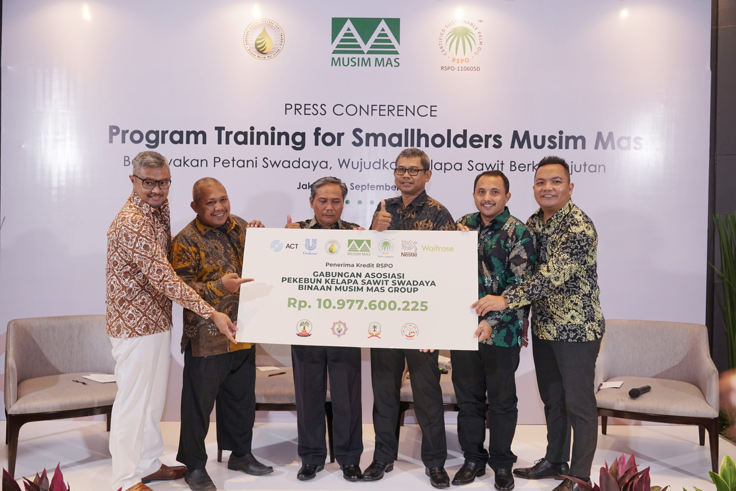 Smallholders from Musim Mas' smallholder program attended a press conference organised by Musim Mas as received USD 733k for the sale of RSPO credits to international buyers