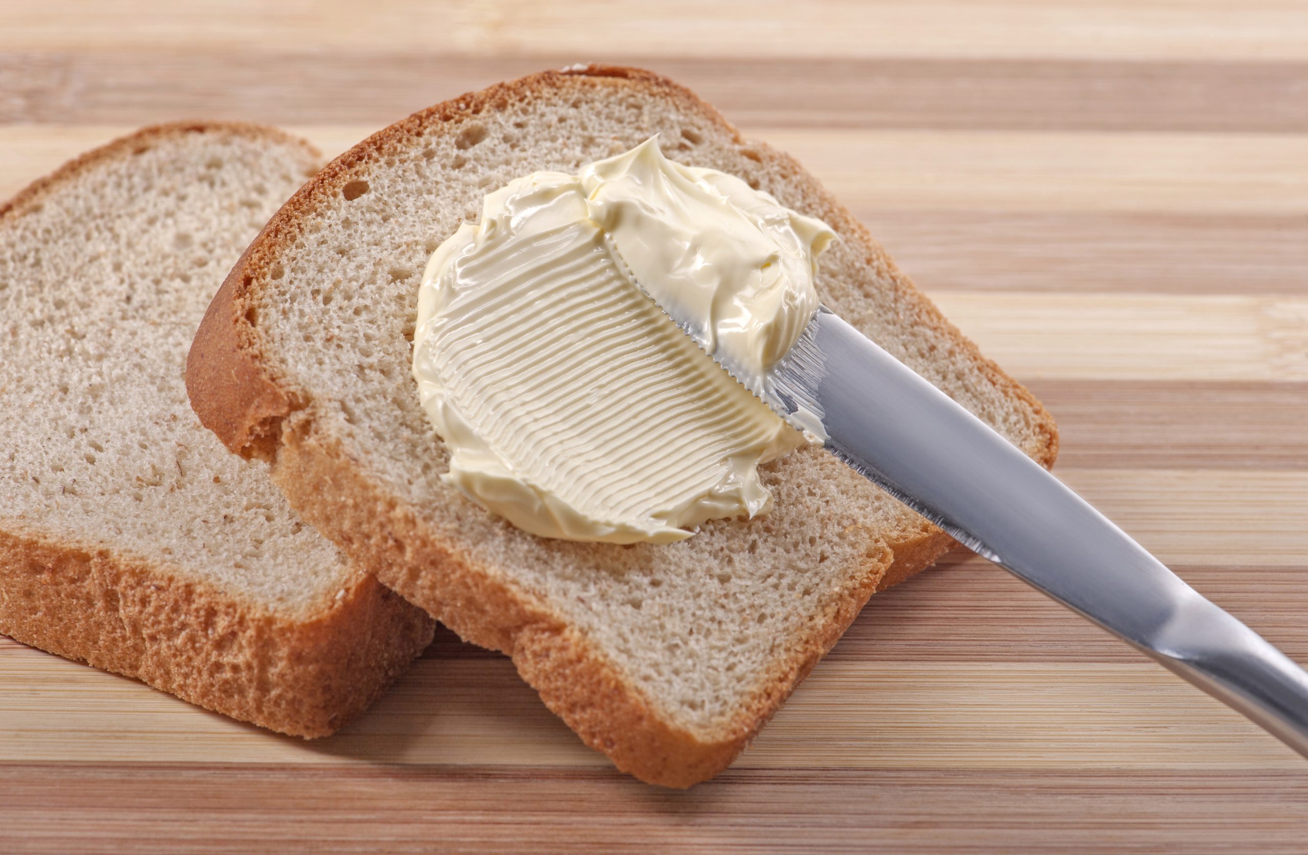 Хлеб с маслом рецепт. Бутерброд с маслом. Хлеб с маслом. Бутерброд хлеб с маслом. Бутерброд со сливочным маслом.